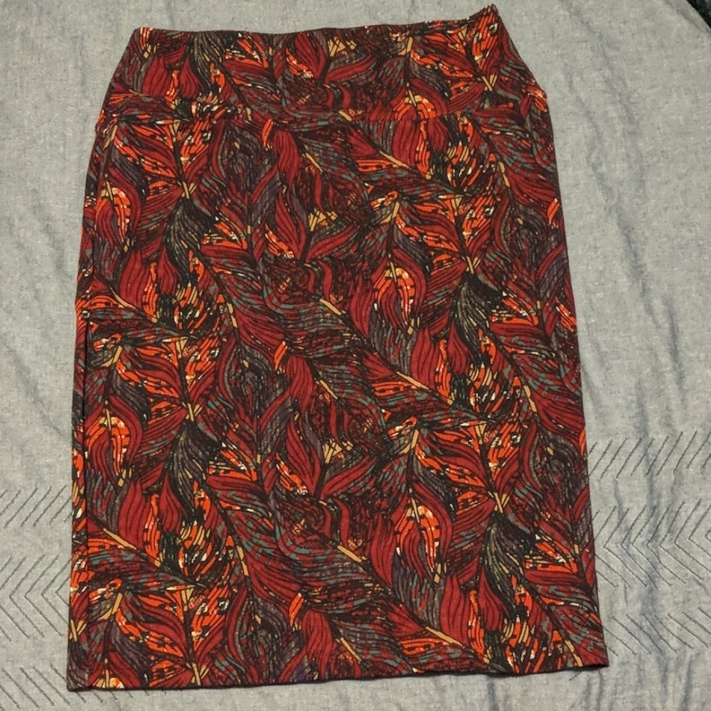 🏷️NWT LuLaRoe Cassie Size Medium Feather pattern - Picture 1 of 3